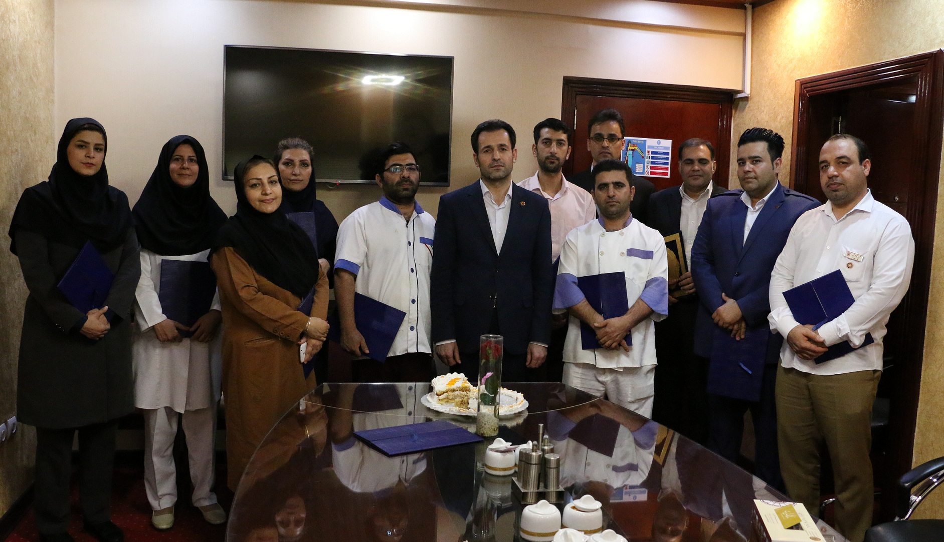 برگزاری جشن تولد گروهی برای پرسنل خرداد ماهی هتل پارس اهواز
