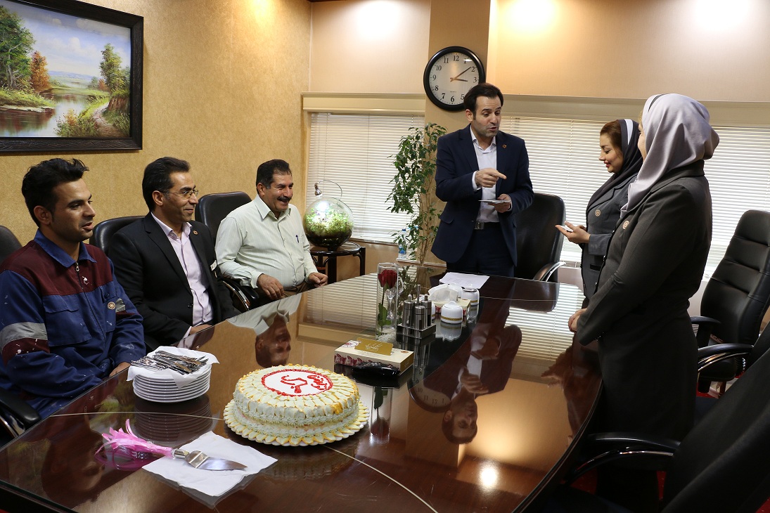 برگزاری جشن تولد گروهی برای پرسنل تیر ماهی هتل پارس اهواز