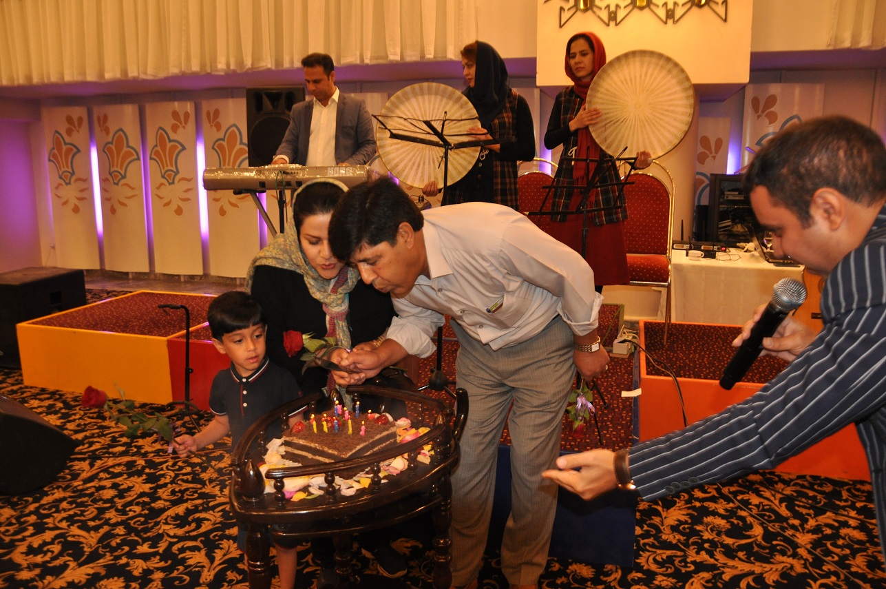 برگزاری تولد مهمانان نوروزی در هتل پارس کرمان