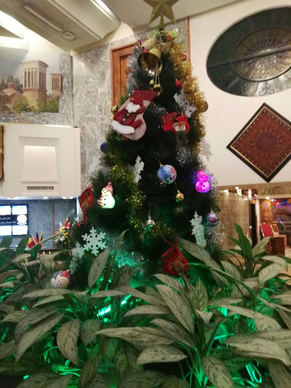 برپائی درخت کریسمس در هتل پارس کرمان
