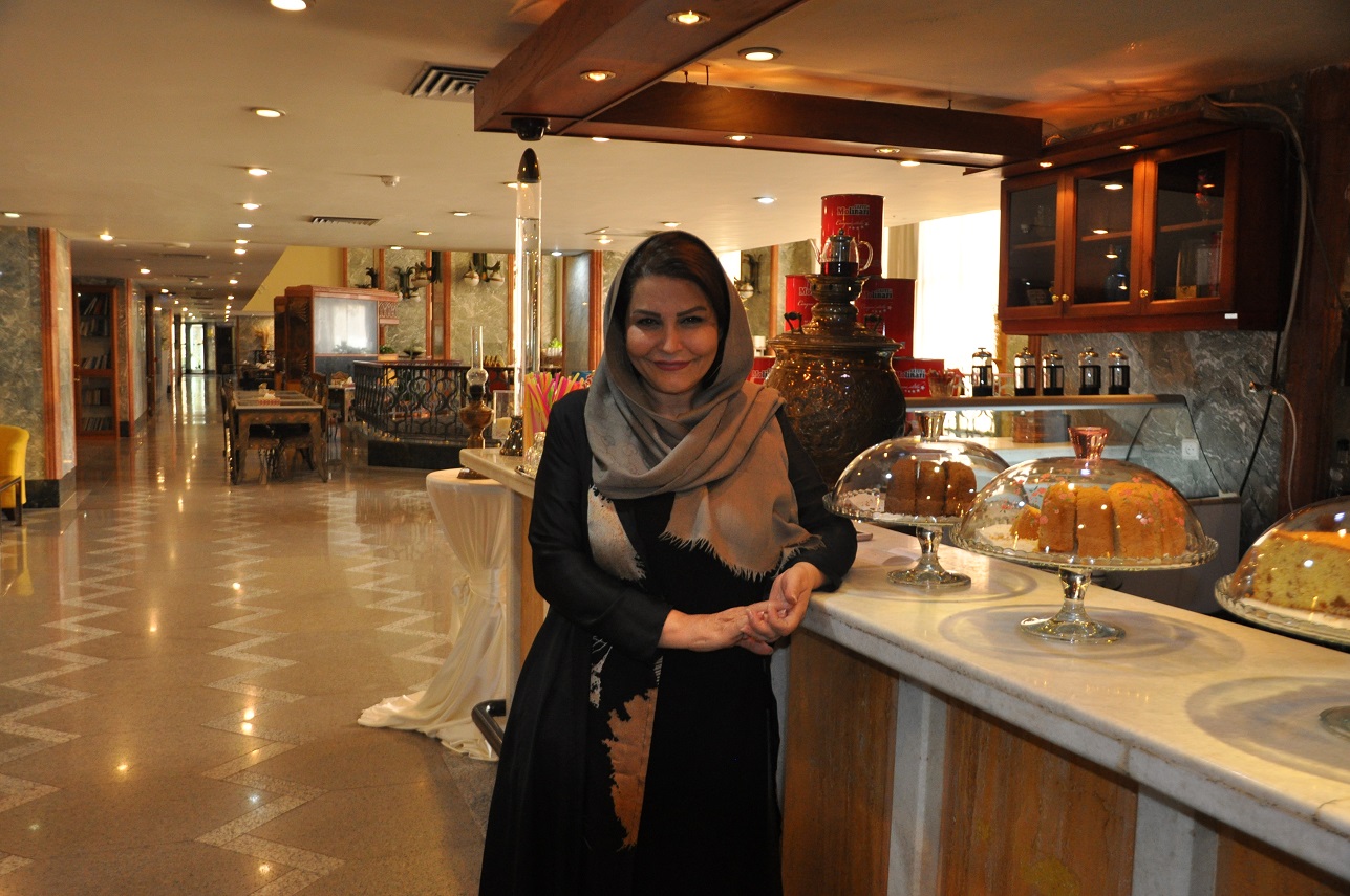 اقامت ساناز مینائی در هتل پارس کرمان