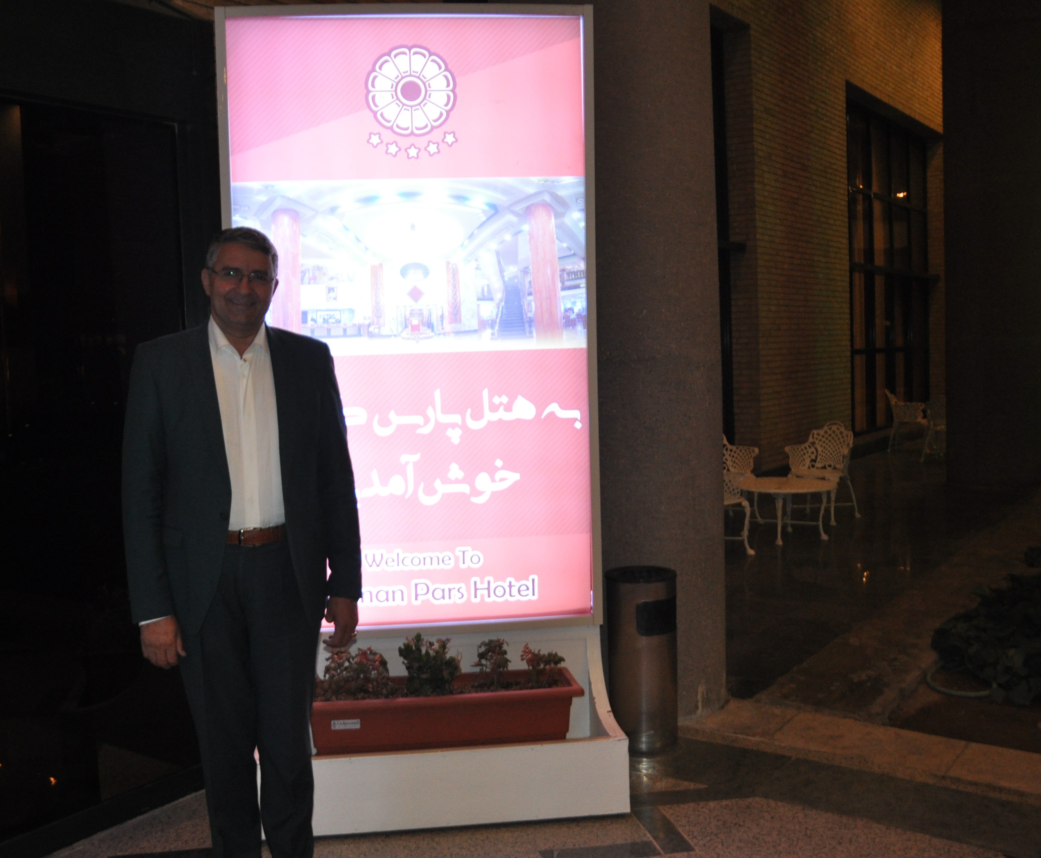 حضور مجری و طنزپرداز  محبوب در هتل پارس کرمان