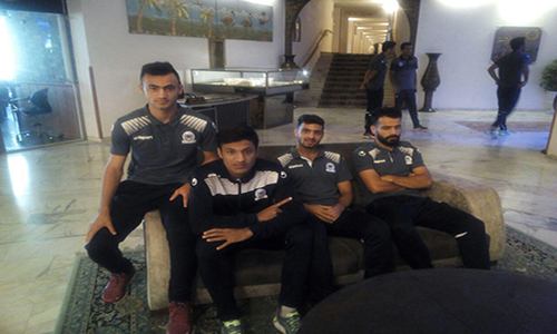 ورود تیم فوتبال شاهین  شهرداری بوشهر به هتل پارس کاروانسرا آبادان