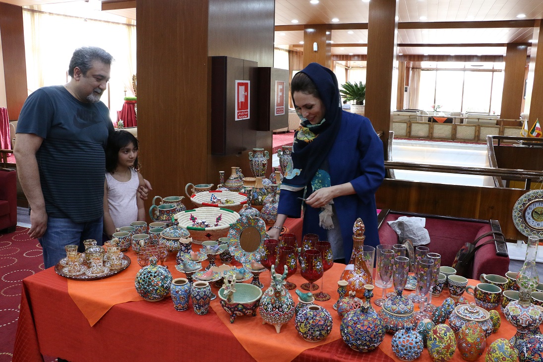 برپایی بازارچه صنایع دستی و محصولات سنتی در لابی هتل پارس اهواز