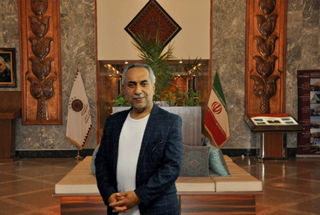 بازیگر، کارگردان تاتر انقلاب در پارس کرمان